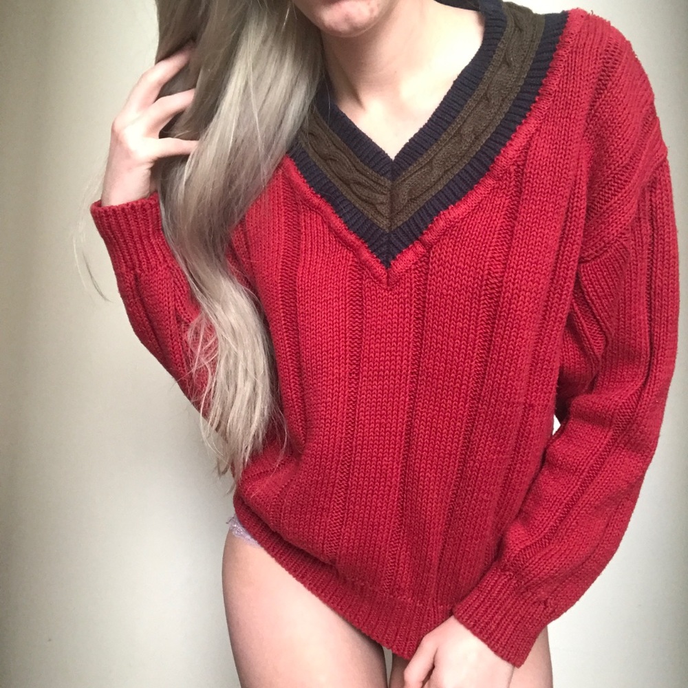 Red retro chunk v neck sweater